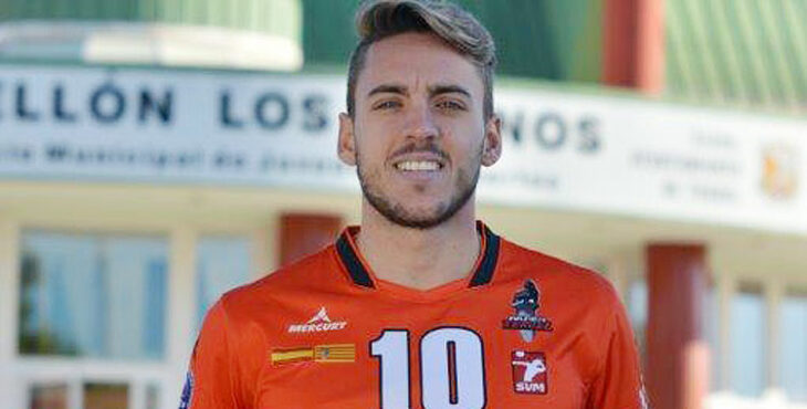 Fran Ruiz con la camiseta de su nuevo equipo. Foto: Club Voleibol Teruel