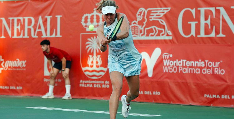 Anna-Lena Friedsam golpeando de revés a dos manos desde el fondo de la pista