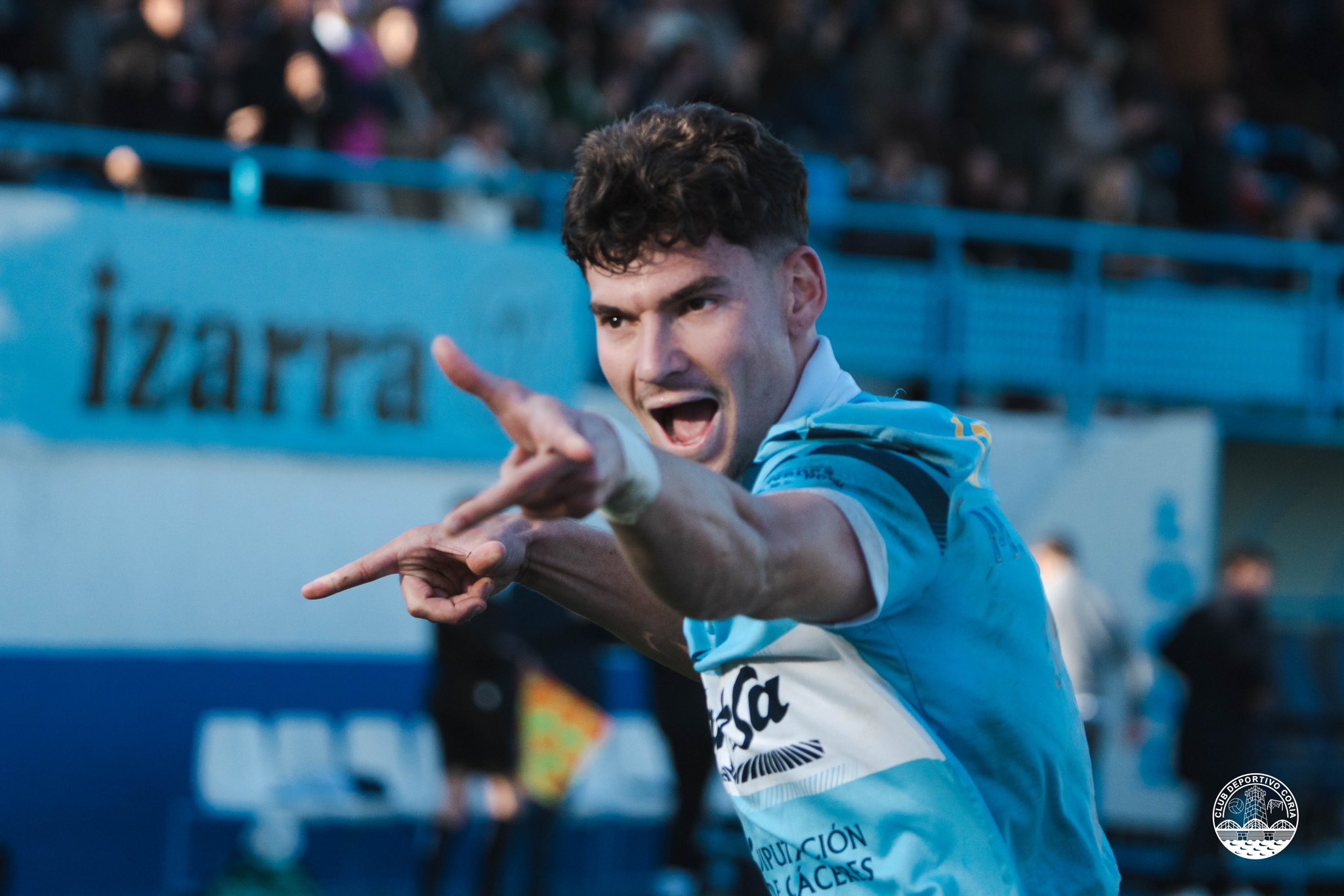 Mariano Carmona celebra un gol con el Coria.