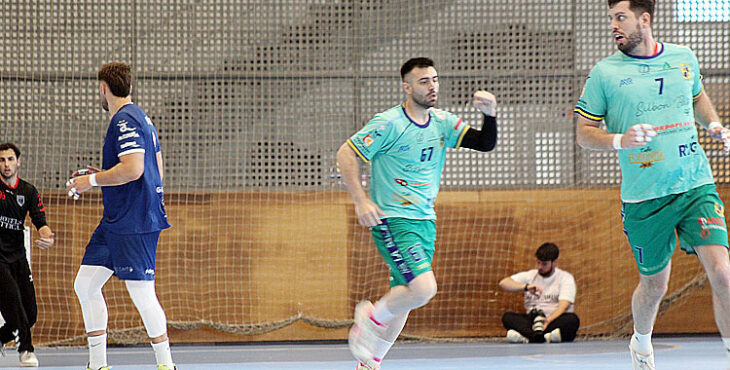Juan Herrera, puño cerrado, tras marcar un gol en la fase de ascenso. Foto: La Salle Balonmano