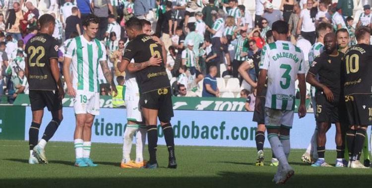 Jude Soonsup-Bella y Calderón, de espaldas, jugadores con futuro difuso en el Córdoba. Foto: LaLiga Hypermotion