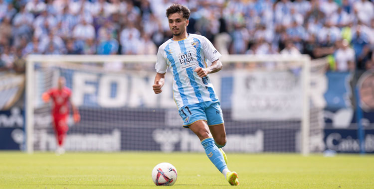 Kevin Medina subiendo la banda en el Málaga. Foto: Radio Marca Málaga