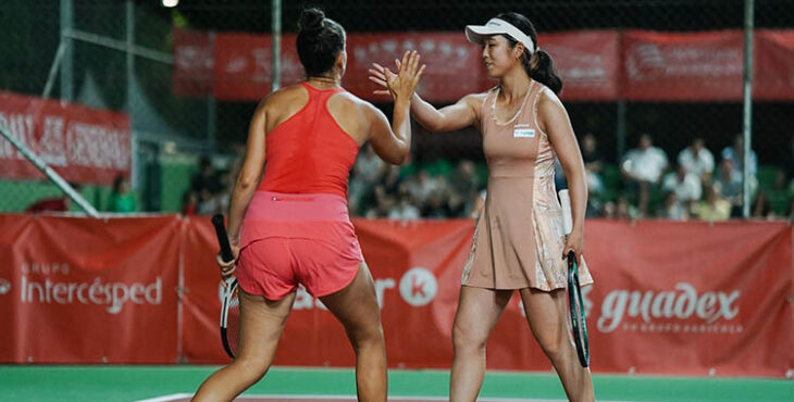 La japonesa Mana Kawamura y la rusa Ekaterina Yashina celebrando su triunfo en el cuadro de dobles.