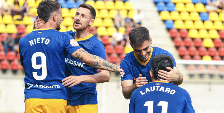 La alegría del villarrense Manu Nieto con sus compañeros. Foto: FC Andorra