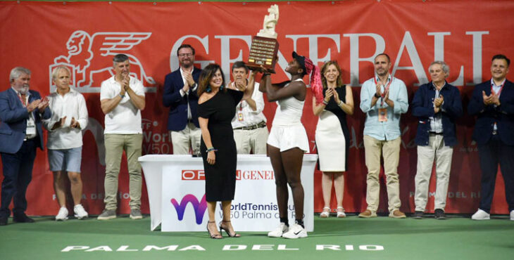 Clervie Ngounoue eleva al cielo el trofeo de ganadora del Open Generali 2025