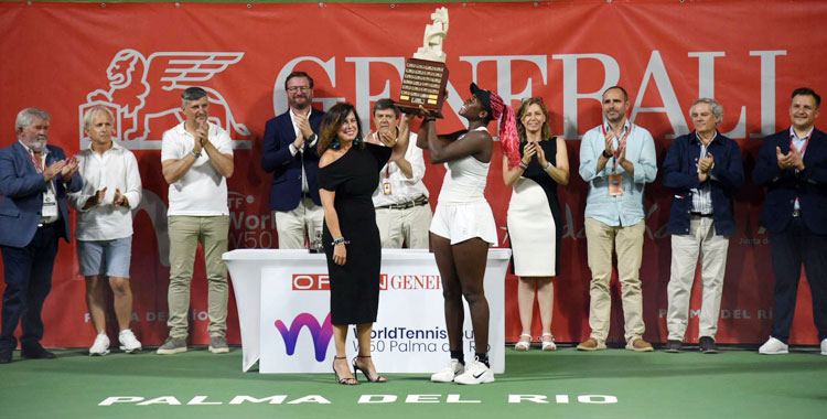 Clervie Ngounoue eleva al cielo el trofeo de ganadora del Open Generali 2025