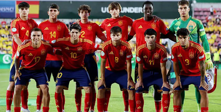 La selección española con Andrés Cuenca en la fila de arriba del once. Foto: RFEF