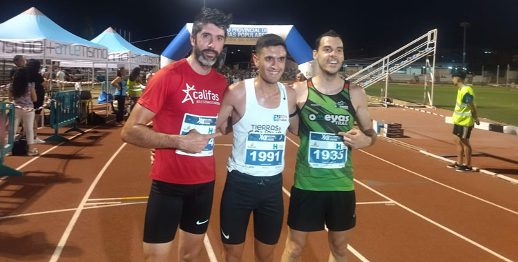 Javi Moret, en el centro y flanqueado por Juan Bautista Expósito (izquierda) y Jesús Nieto (derecha), fue el ganador de la Nocturna Trotacalles 2025. Foto: Club Trotasierra