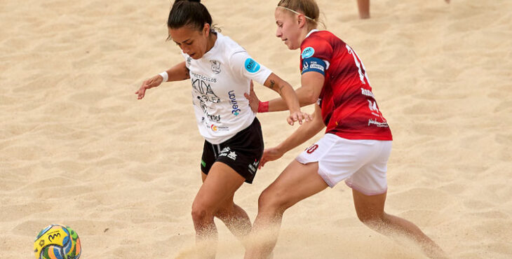Una jugadora del Pozoalbense en el partido de octavos de final. Foto: @BeachSoccer_WW