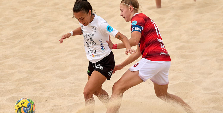Una jugadora del Pozoalbense en el partido de octavos de final. Foto: @BeachSoccer_WW