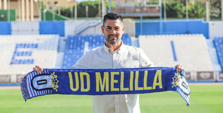 Rafa Ocaña posa con una bandera de su nuevo club. Foto: UD Melilla