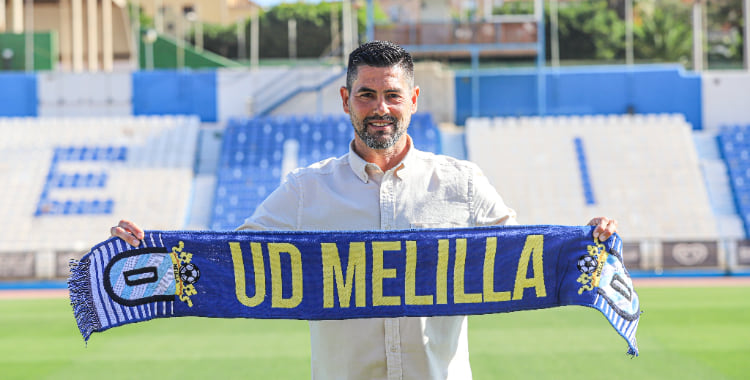 Rafa Ocaña posa con una bandera de su nuevo club. Foto: UD Melilla