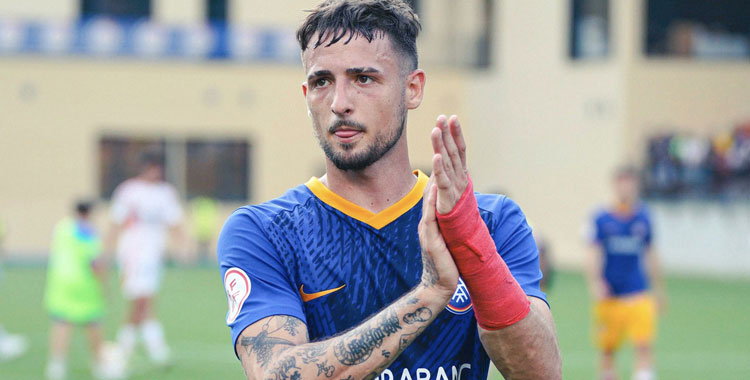Manu Nieto aplaudiendo a su afición en un partido de esta campaña. Foto: FC Andorra