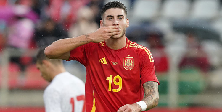 Roberto Fernández celebrando un gol el día de su debut con la sub21 en Algeciras ante Malta. Foto: RFEF