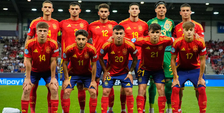 Roberto en la fila de arriba en el once inicial de España sub21. Foto: RFEF