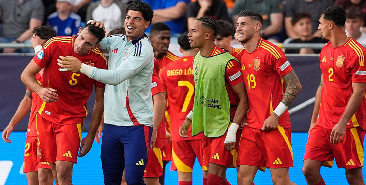 Roberto Fernández celebrando con sus compañeros la victoria. Foto: RFEF