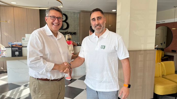 Gonzalo Rodríguez estrecha la mano del presidente Rafael Blanco