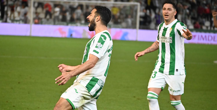 Rubén Alves celebra su gol al Levante en presencia de Carracedo. Autora: Natalia Román