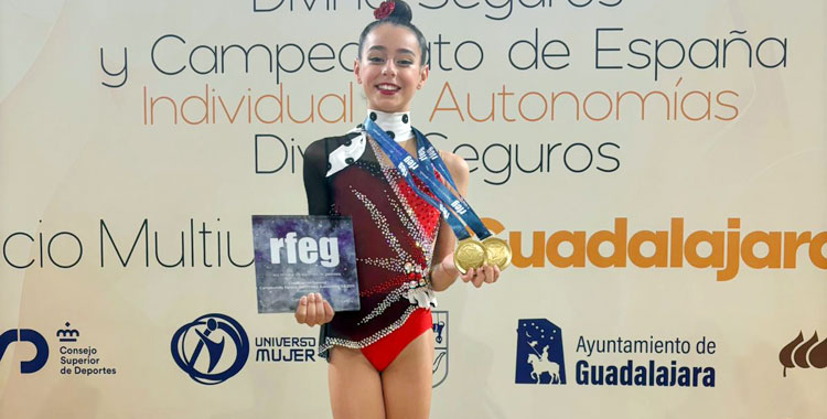 Sara Aguayo en el podio con varios de sus galardones. Foto: GR Séneca