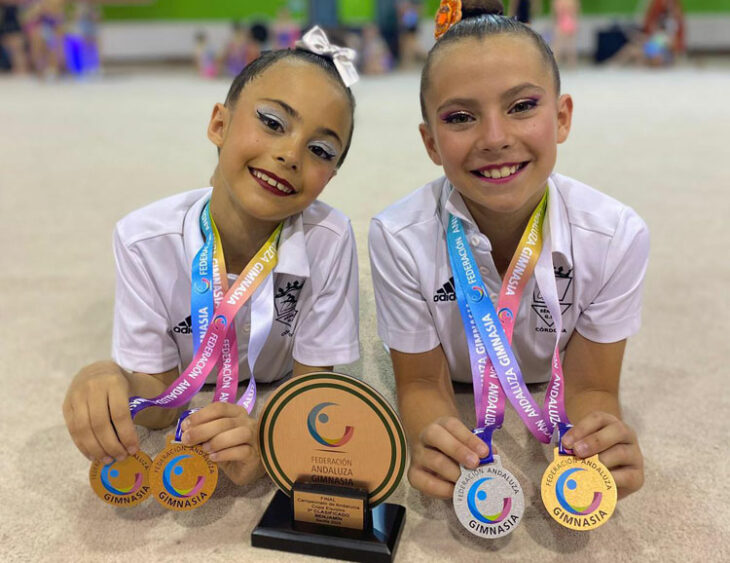 Dos gimnastas rojinegras posan con sus medallas. Foto: GR Séneca