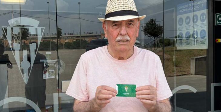 Un aficionado del Córdoba tras renovar su abono para la 2025-26.