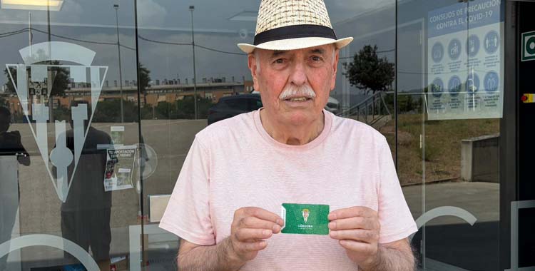 Un aficionado del Córdoba tras renovar su abono para la 2025-26.