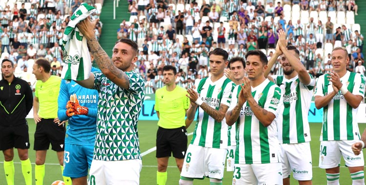 Casas aplaude a la afición en su adiós al Córdoba.