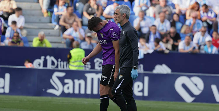 Alberto del Moral retirándose frustrado junto al doctor Bretones en el último partido que jugó con el Córdoba el 6 de abril ante el Málaga.
