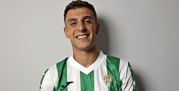 Juan María Alcedo posa con la camiseta del Córdoba.