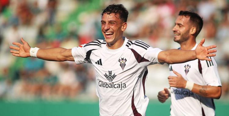 Alcedo celebra un gol con el Albacete.