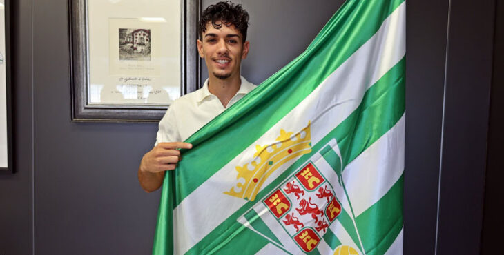 Álex López posa con la bandera del Córdoba tras su renovación.