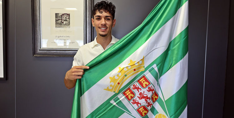 Álex López posa con la bandera del Córdoba tras su renovación.
