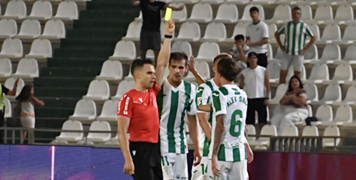 Álex Sala ve una tarjeta amarilla en El Arcángel.