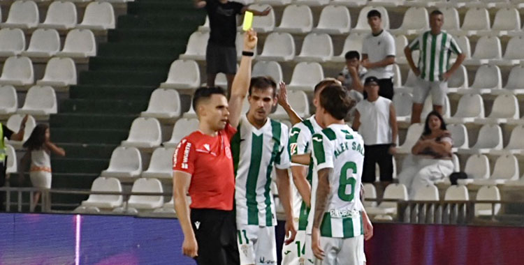 Álex Sala ve una tarjeta amarilla en El Arcángel.