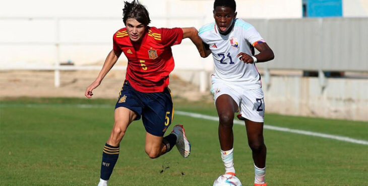 Andrés Cuenca pugna con un rival en un partido con España.
