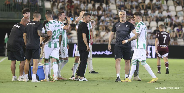 Iván Ania en la pausa de hidratación de la segunda parte. Foto: LaLiga Hypermotion