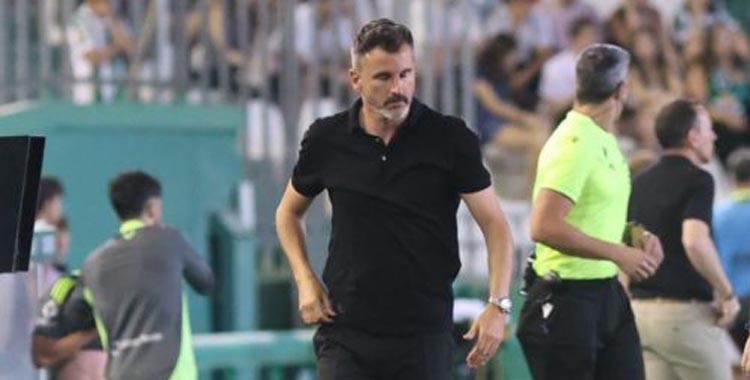 Iván Ania durante el partido ante el Albacete.