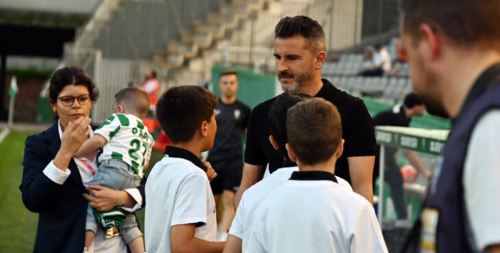 Iván Ania habla con jóvenes aficionados antes de un partido.
