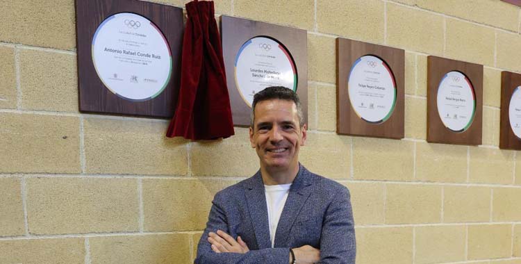 Antonio Conde posa ante su placa en Vista Alegre.