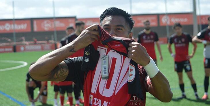 Alan Araiza besa su camiseta de los 100 partidos con el Salerm.