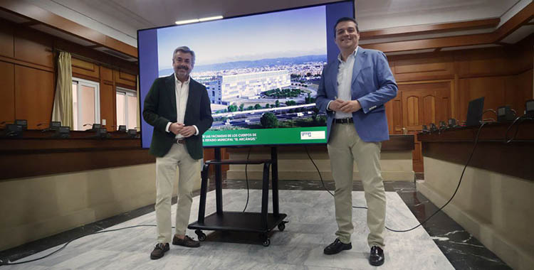 El alcalde de Córdoba, José María Bellido, y el delegado de Presidencia y Urbanismo, Miguel Ángel Torrico, presentando el cerramiento de Preferencia y Fondo Sur de El Arcángel.