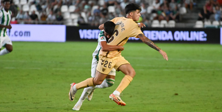 Calderón frena con falta a un rival en El Arcángel.