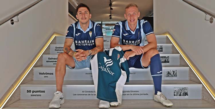 Carracedo y Obolskii posan con la segunda camiseta para la 2025-26.