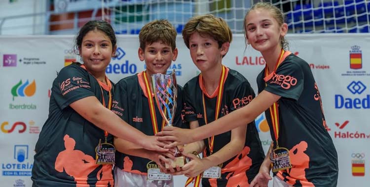 Equipo infantil mixto del Shotokan Villoslada, campeón de España.