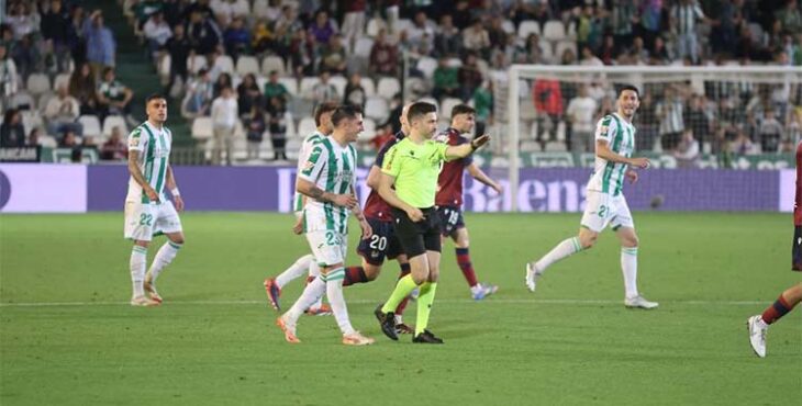 Carracedo conversa con el árbitro tras una jugada en el Córdoba-Levante. Foto: LaLiga Hypermotion