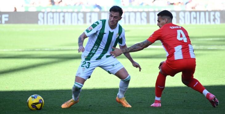 Carracedo trata de superar a un jugador del Almería.