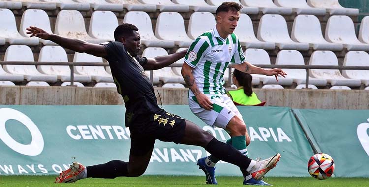 Carracedo supera a un jugador del Ceuta en la 2023-24.