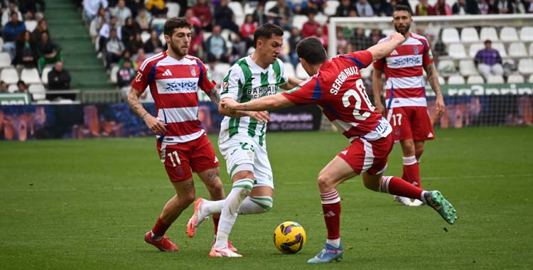 Carracedo encara a un jugador del Granada.