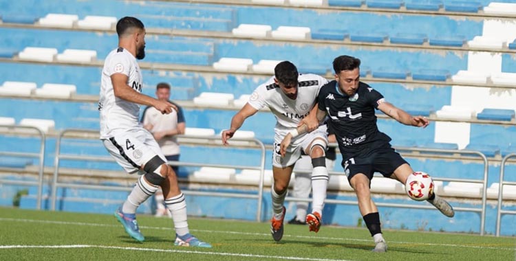 Cascajo arma la pierna ante el Atlético Central.