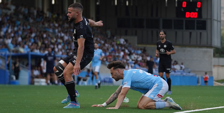 Cascajo cae ante un jugador del Atlético Central.